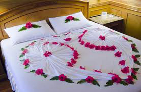 تزیین اتاق حجله عروس داماد با شمع و گل به شکل قلب پروانه گل قرمز سفید رز
