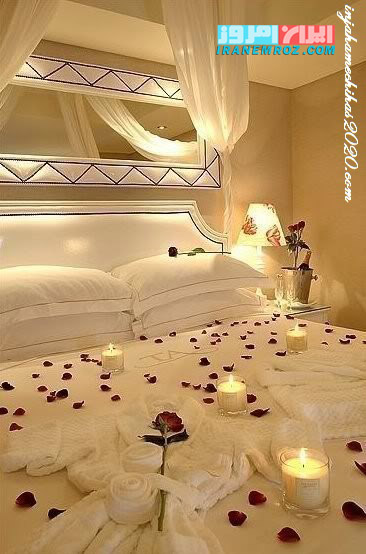 چیدمان وایده تزیین تخت جهیزیه عروس با شمع و گل طبیعی مصنوعی