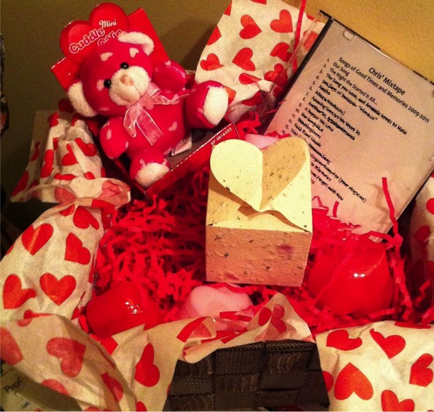 مدل ایده تزیین هدیه ولنتاین 2017-2018 رنگ قرمز صورتی زرد جعبه کادویی ولنتاین عروسک شکلات هدیه ولنتاین عروس 