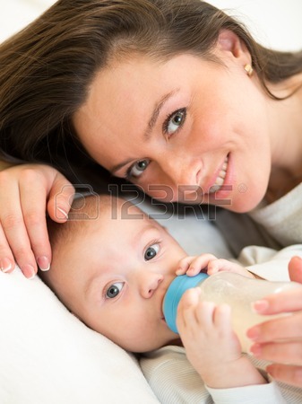 عکس ژست عکاسی مادر نوزاد اتلیه ای نوزاد لخت در بغل مادر  ژست مادر نوزاد در طبیعت فیگور عکس پدر و مادر با نوزاد عکس نوزاد در خواب و خنده