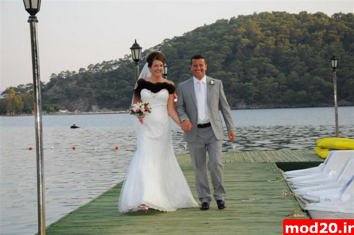 پانزده مدل ژست عکاسی عروس و داماد کنار دریا غروب افتاب طبیعت  ژست عکاسی اروپایی برای عروس و داماد در طبیعت